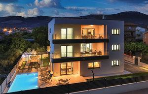 Gemütliches Ferienhaus : Region Kaštel Novi für 16 Personen