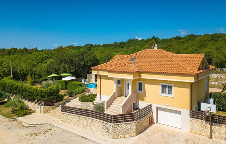 Gemütliches Ferienhaus : Region Rakalj für 10 Personen