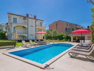 Gemütliches Ferienhaus : Region Porec für 14 Personen