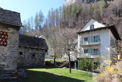 Gemütliches Ferienhaus : Region Brione für 12 Personen