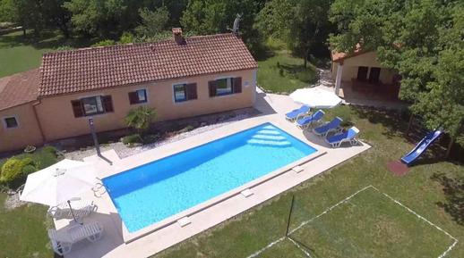 Gemütliches Ferienhaus : Region Tinjan für 6 Personen