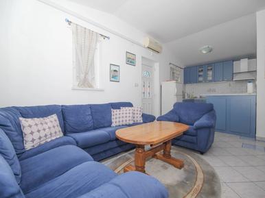  Für 4 Personen: Hübsches Apartment / Ferienwohnung in der Region Šibenik-Knin