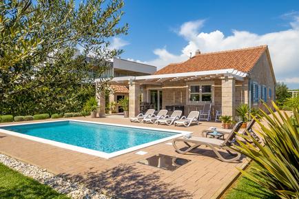 Gemütliches Ferienhaus : Region Sukošan für 8 Personen