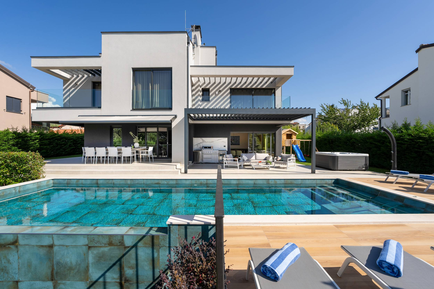 Gemütliches Ferienhaus : Region Porec für 10 Personen