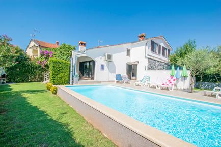Gemütliches Ferienhaus : Region Porec für 8 Personen