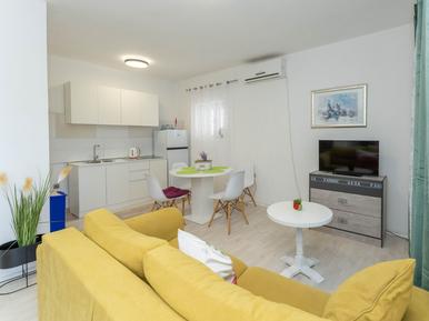 Gemütliches Ferienhaus : Region Obrovac für 12 Personen