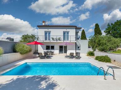 Gemütliches Ferienhaus : Region Valbandon für 6 Personen