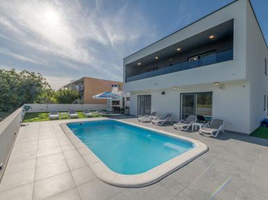 Gemütliches Ferienhaus : Region Kaštel Novi für 8 Personen