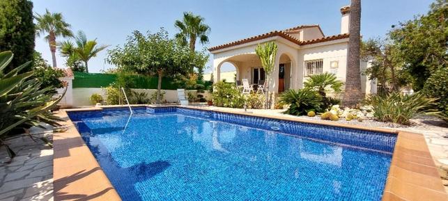 Gemütliches Ferienhaus : Region Urbanitzacio Riumar für 4 Personen