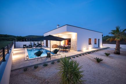 Gemütliches Ferienhaus : Region Turanj für 8 Personen