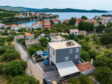  Für 4 Personen: Hübsches Apartment / Ferienwohnung in der Region Šibenik-Knin