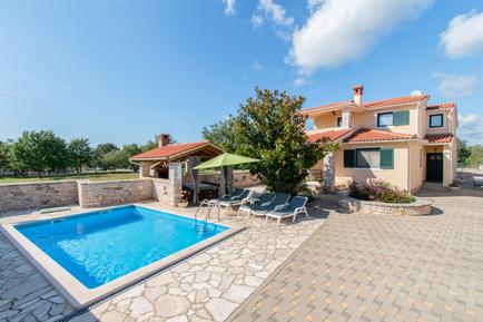 Gemütliches Ferienhaus : Region Gajana für 6 Personen