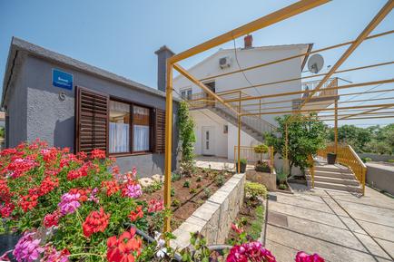  Für 4 Personen: Hübsches Apartment / Ferienwohnung in der Region Šibenik-Knin